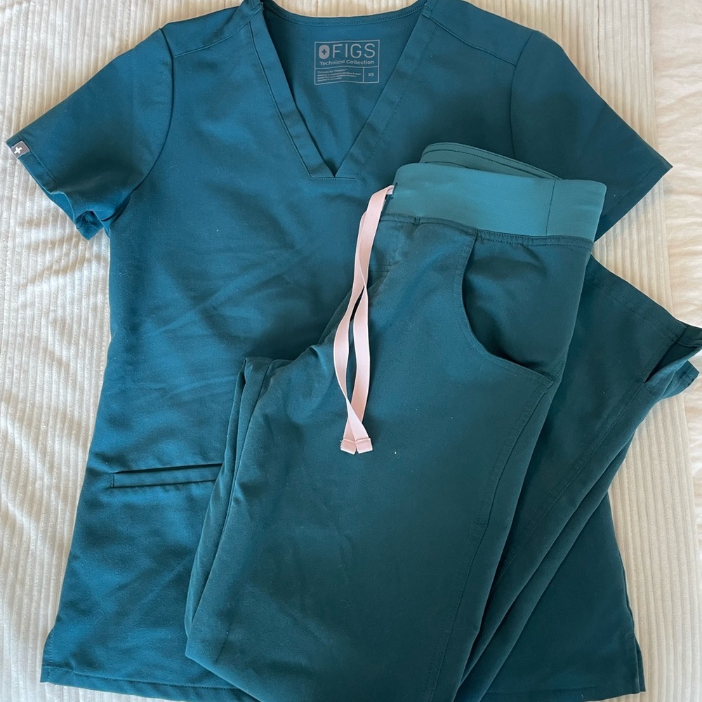 FIGS set Kade cargo bottoms XS and Casma Top XS Caribbean Blue